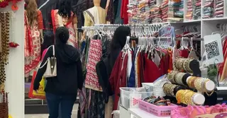 দুর্গাপূজা ঘিরে কানাডায় জমে উঠেছে শেষ মুহূর্তের কেনাকাটা